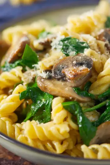 Garlic Parmesan Pasta with Spinach and Mushrooms