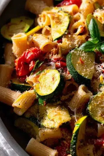 Pasta with Zucchini and Tomatoes